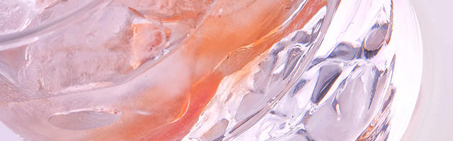 Quanto soffrono i denti se bevi alcolici?